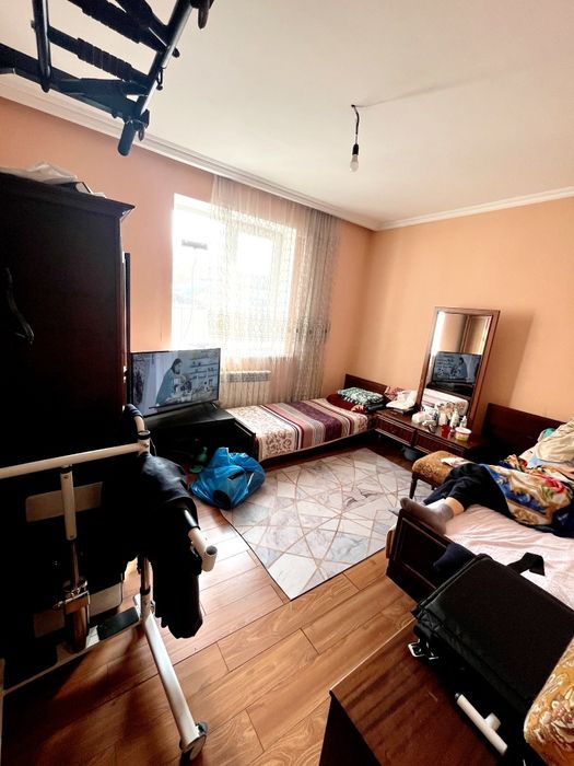 Частный дом с постройкоми.