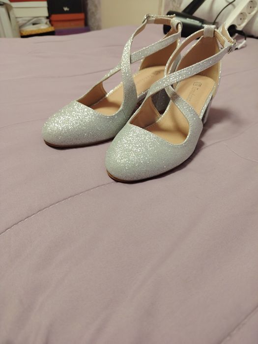 Обувки с ток сребристи Tendenz