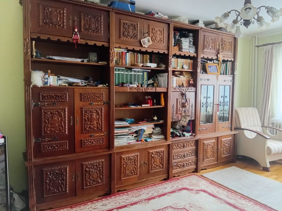 Biblioteca lemn cu ornamente