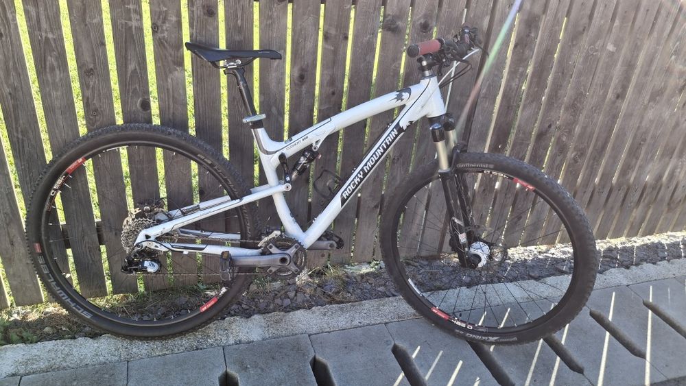 Bicicleta full suspension rocky mountain 29