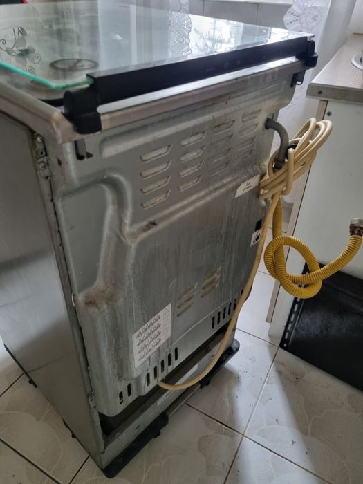 Aragaz Electrolux și hotă decorativă Fram