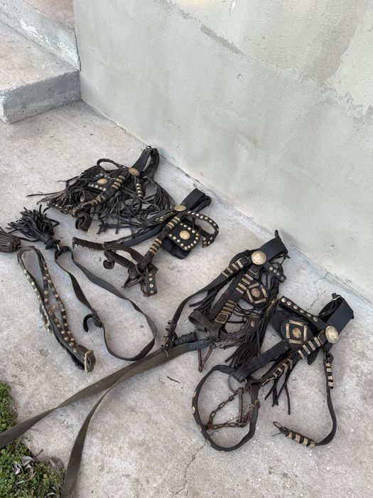 Căpițele / hamuri piele pentru cai + hățuri 2 cai – stare bună
