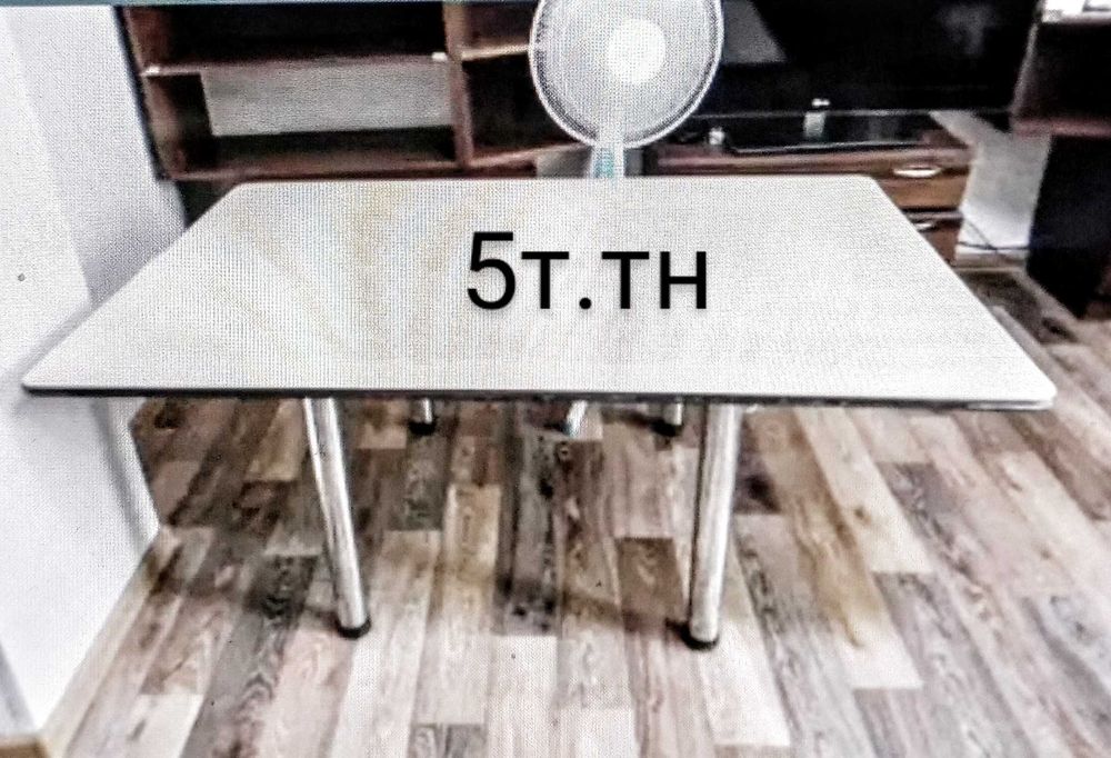 Продам стол низкий дешево