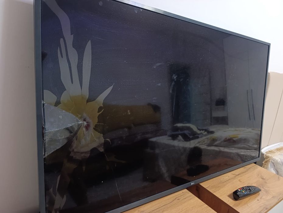 LG smart TV продаётся для запчасти. Только экран сломался.