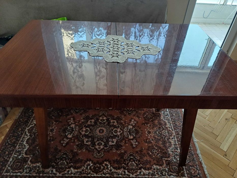 Продавам трапезна маса