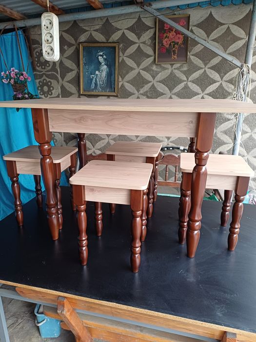 Продам стол кухонный с табуретками.