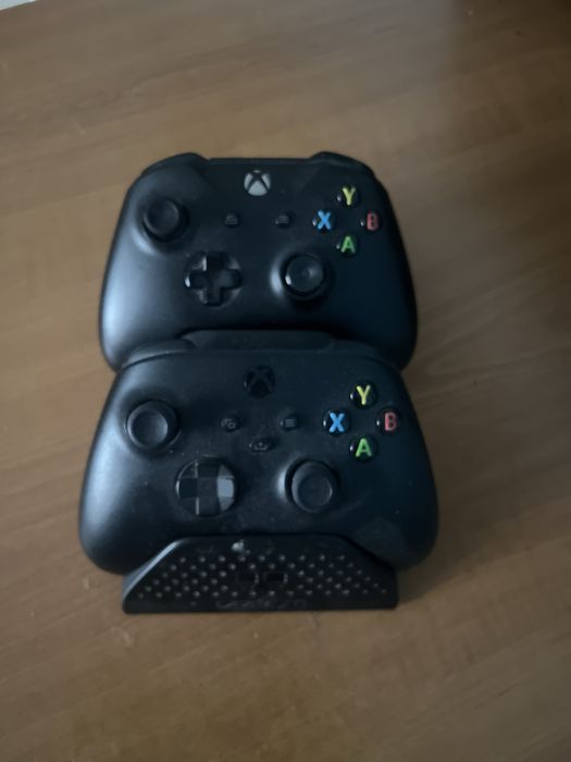 Se vinde 2 controllere xbox one plus un stand de incarecare