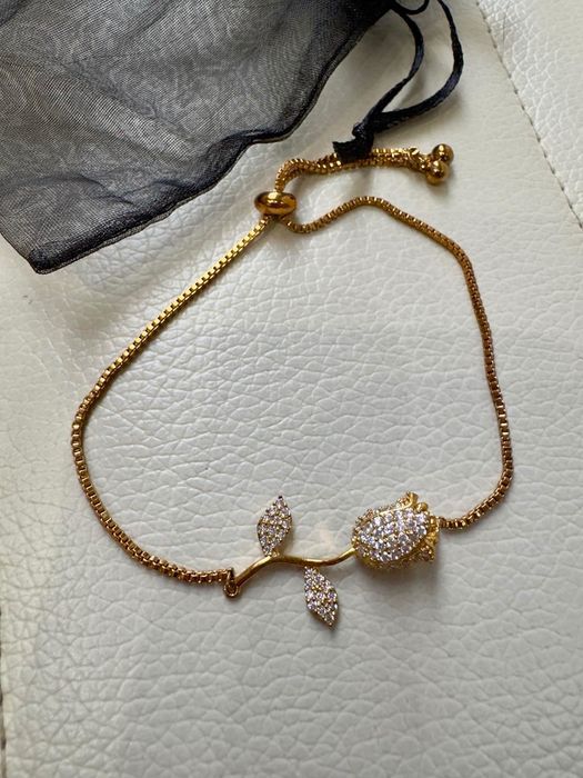 Чисто нова елегантна стоманена гривна