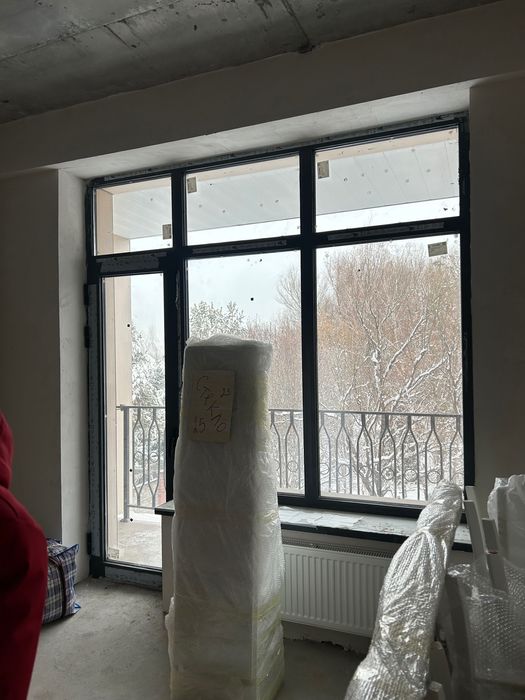Окно с дверью на балкон