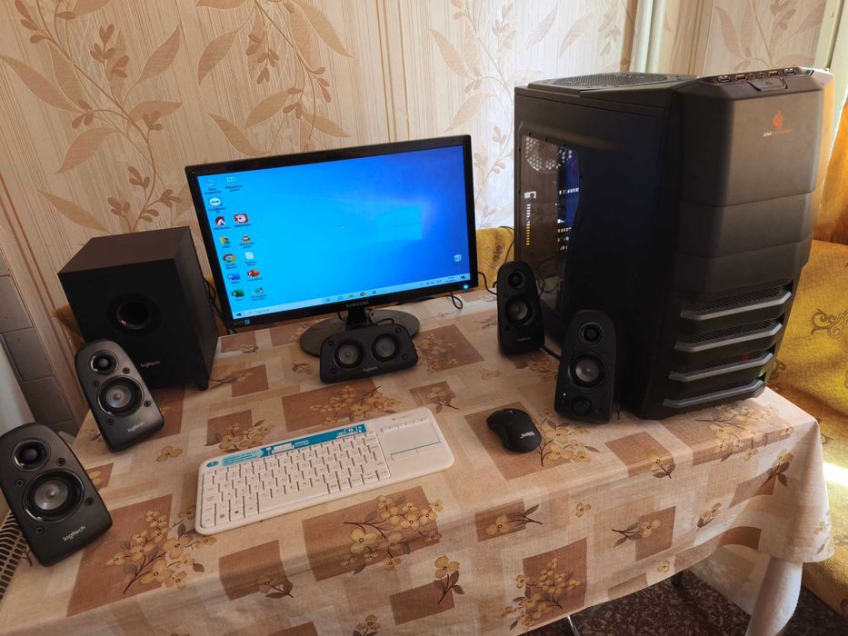 Компютър + монитор с всякаква нужна периферия!