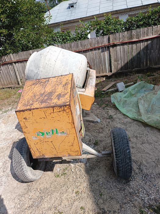 Vând betoniera capacitate 250l silențioasa.