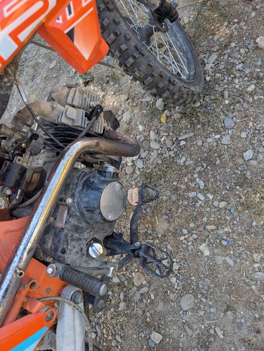 Vând cross 125 cc ultra ca nou îl vând că a început școala