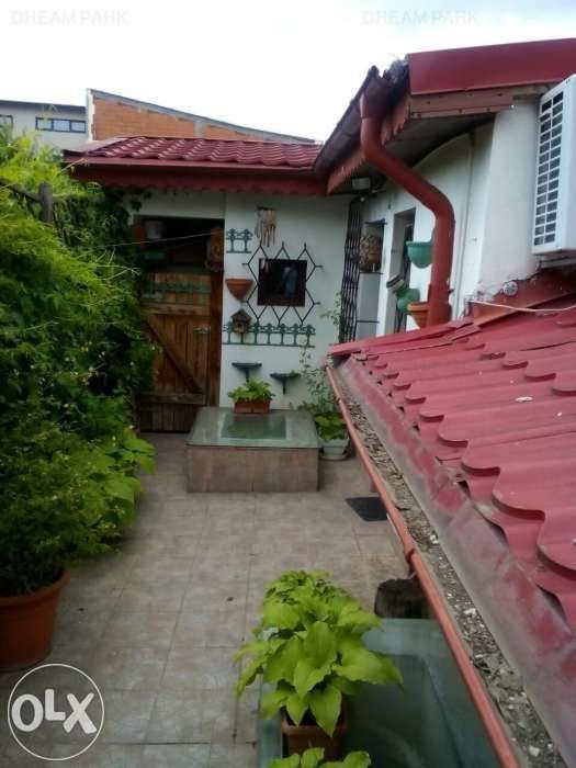 Apartament la curte cu terasa