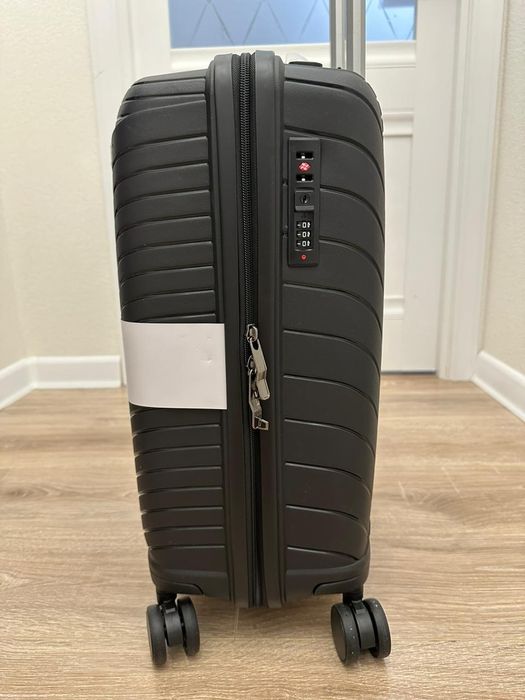 Продам новый чемодан