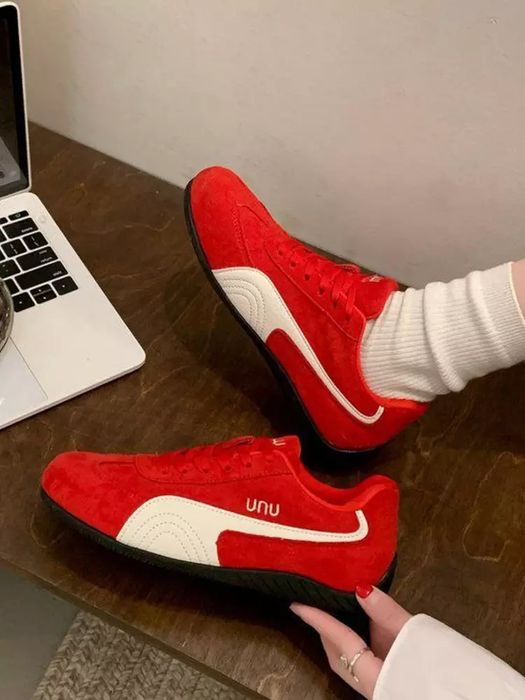 Ayollar uchun sport krossovkalari