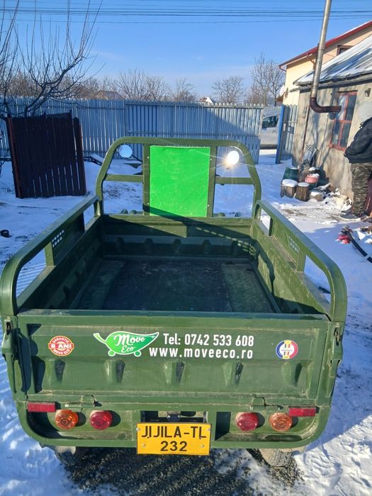 Vand triciclu nou cu garantie.