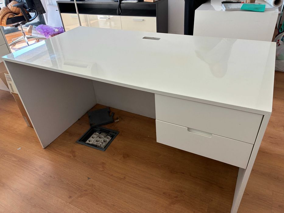 Бяло бюро със шкафчета