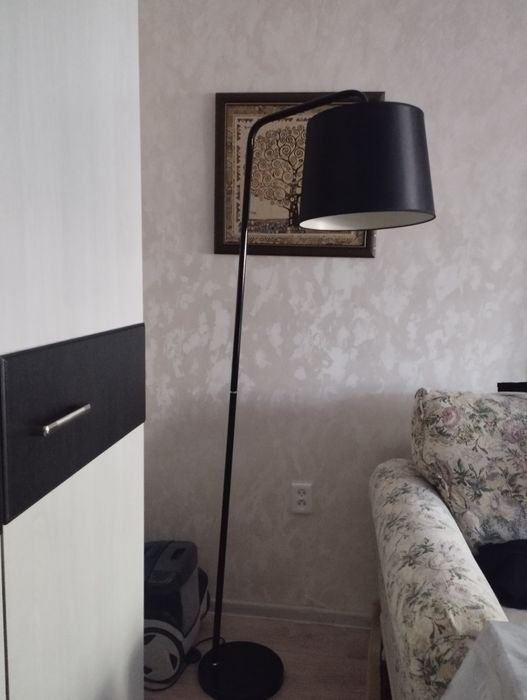 В связи с переездом продаю два торшера в рабочем состоянии.