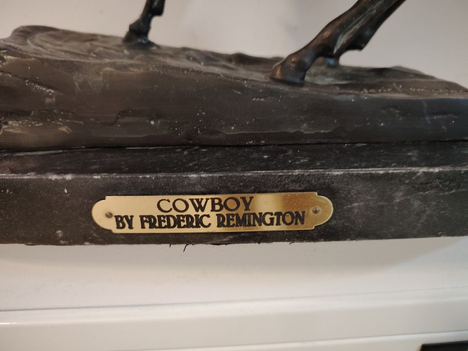 Superbă sculptură realizată din bronz masiv pe soclu de marmură reprez