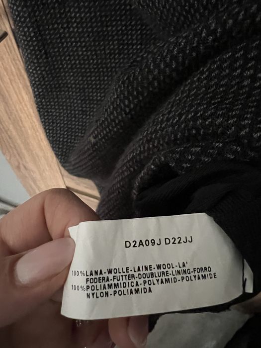 Roche Emporio Armani XS pe umeri