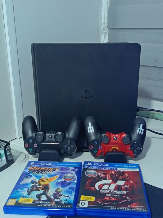 Продам пс 4 слим + 2 геймпада + 2 диска