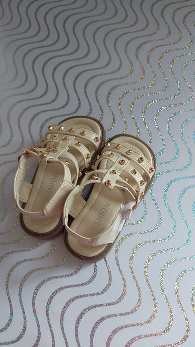 Продам новые сандали 15см