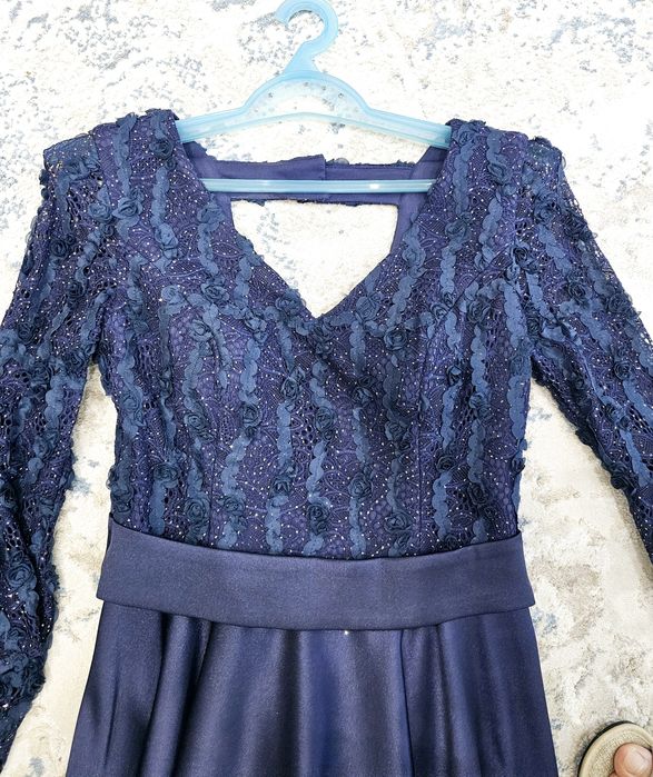 Платье нарядное, размер М