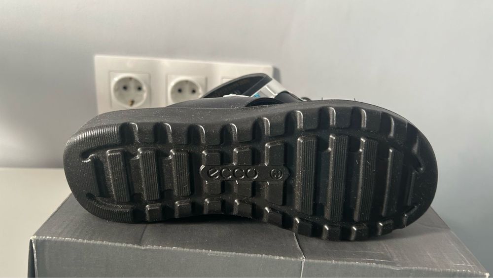 Продам новые сандалии Ecco для девочки, размер 35