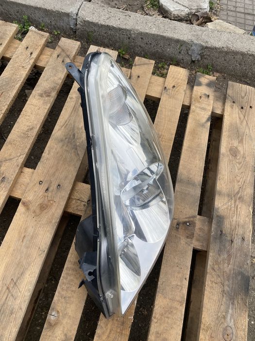 Фар ляв за тойота корола версо 2007 година