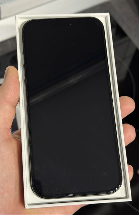 iPhone 16 Pro Max 256GB Black Titanium La cutie Husa Nomad Si Apple