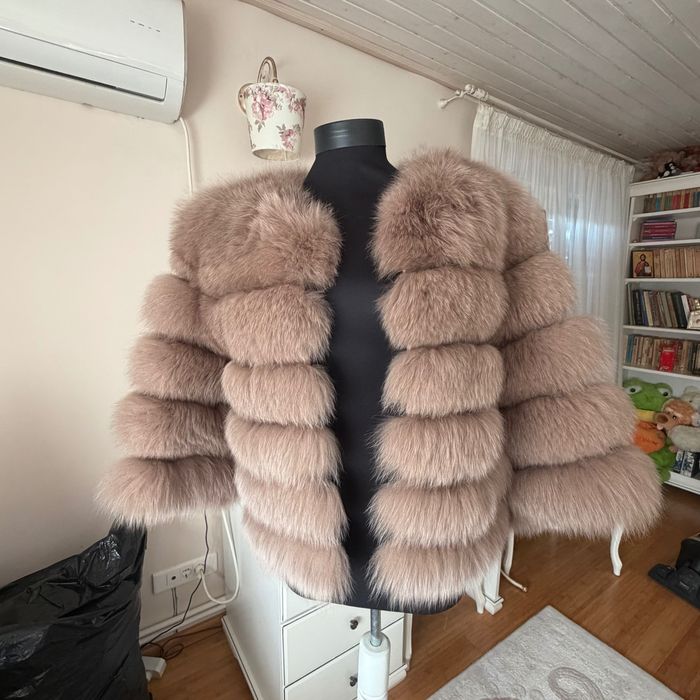 Haină de blană culoare beige și veste de blană