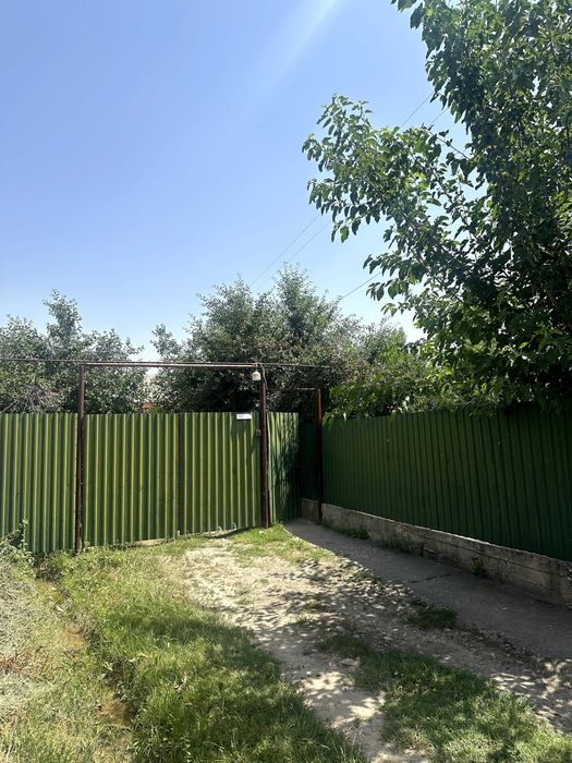 Участок 23 соток, имеется дом 4-х комнатный
