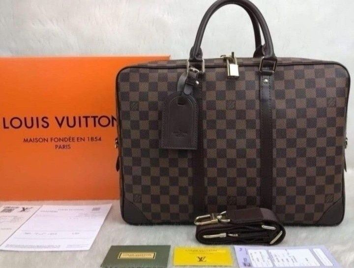 Genti laptop Louis Vuitton,curea detasabila, model unisex, saculet,eti