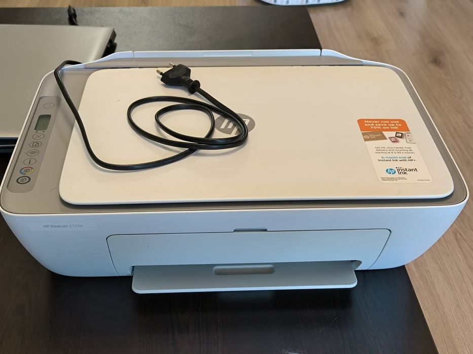HP DeskJet 2720e принтер със скенер