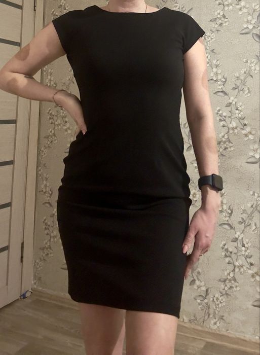 Продам платья, костюм.