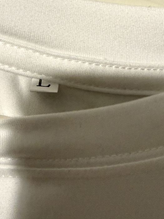 Продавам дрехи .