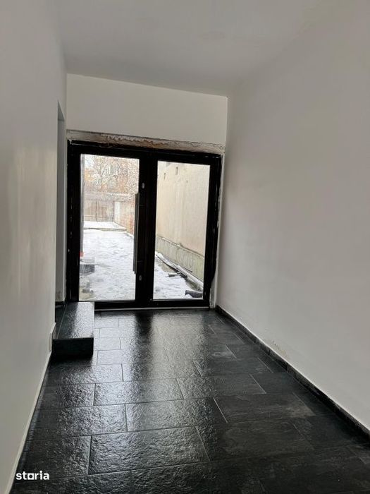 Spatiu comercial in statia de autobuz, stradal cu teren !