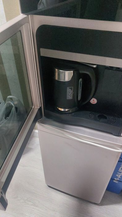 Кулер для воды с чайником