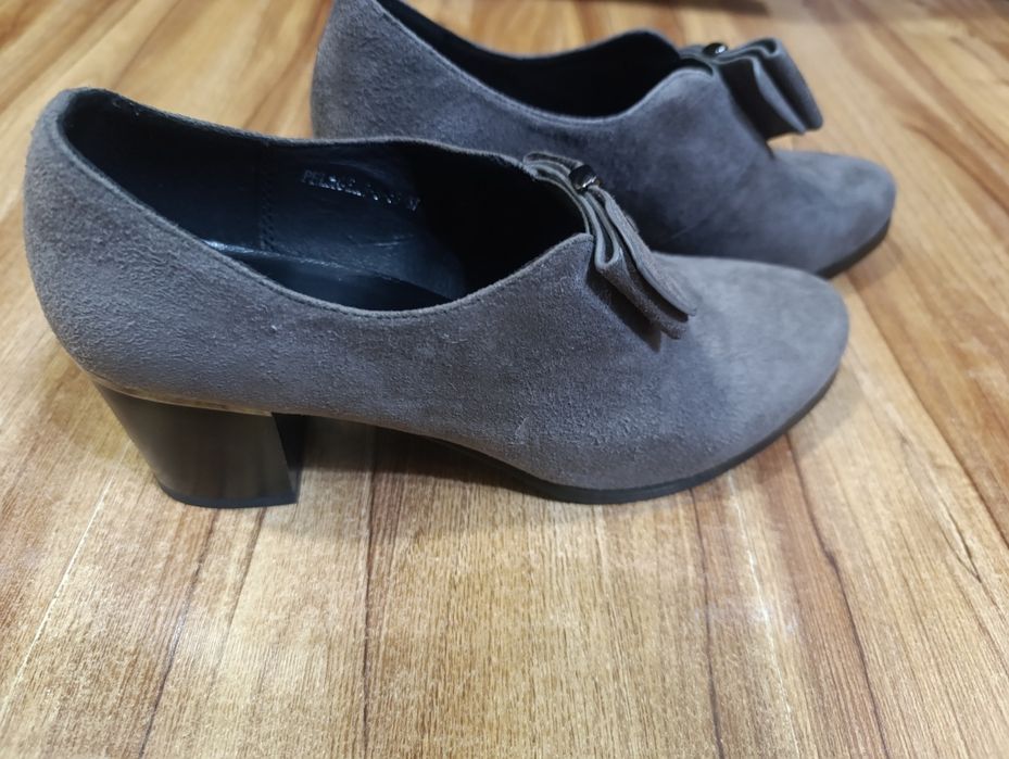 Yangi tufli sotiladi