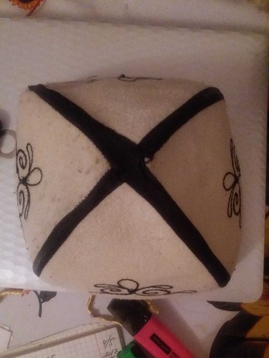 Менің әйелім төсегімізде жатыр.