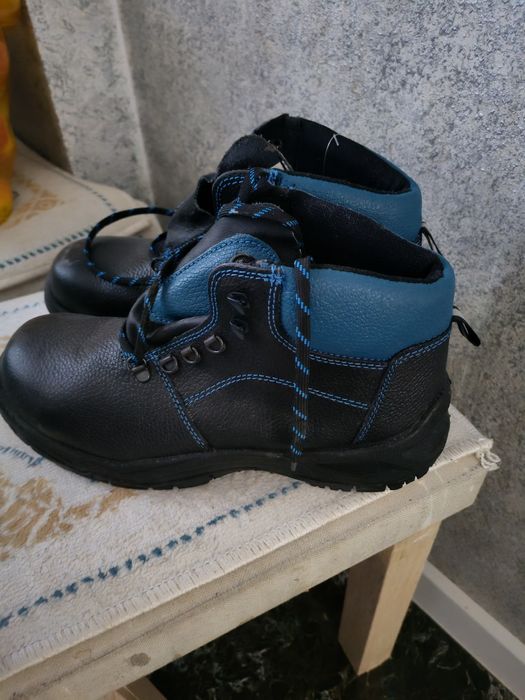 Продаётся спец обувь новая