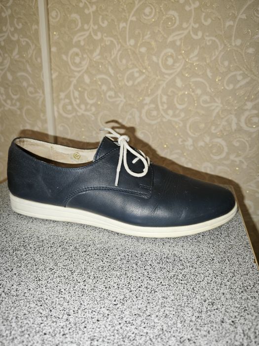 Продаю женскую обувь