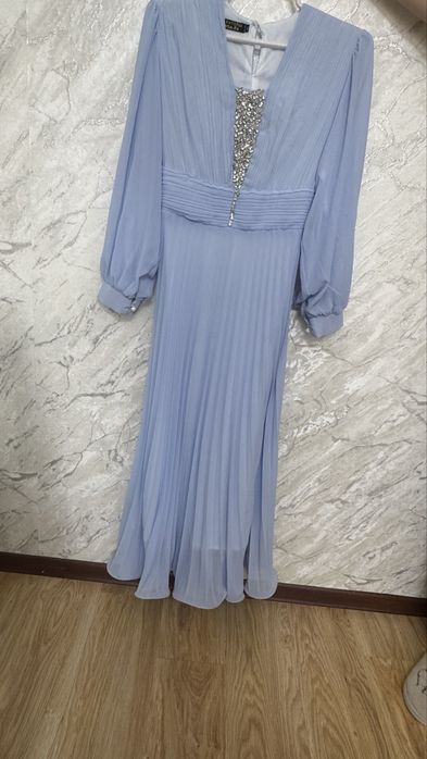 Продам платья на той качество отличное турецкий. Одевала на пару часов