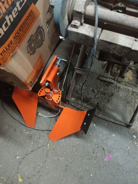 Vând motocultor  12 cp cu tot ce se vede in poze