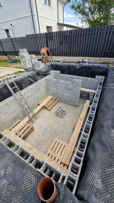 Execut tot ce ține de construcție lucrări mari și mici beciuri,garduri