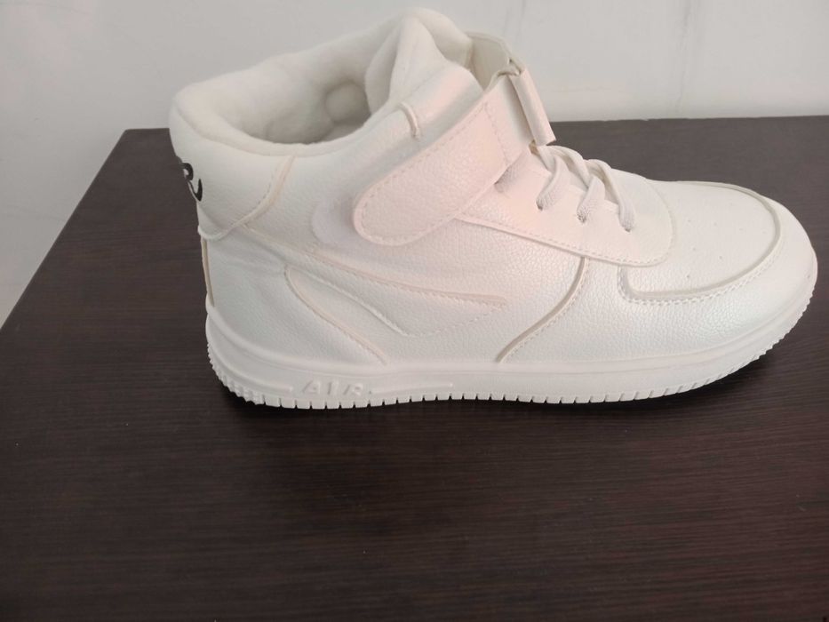 Продам кроссовки белые