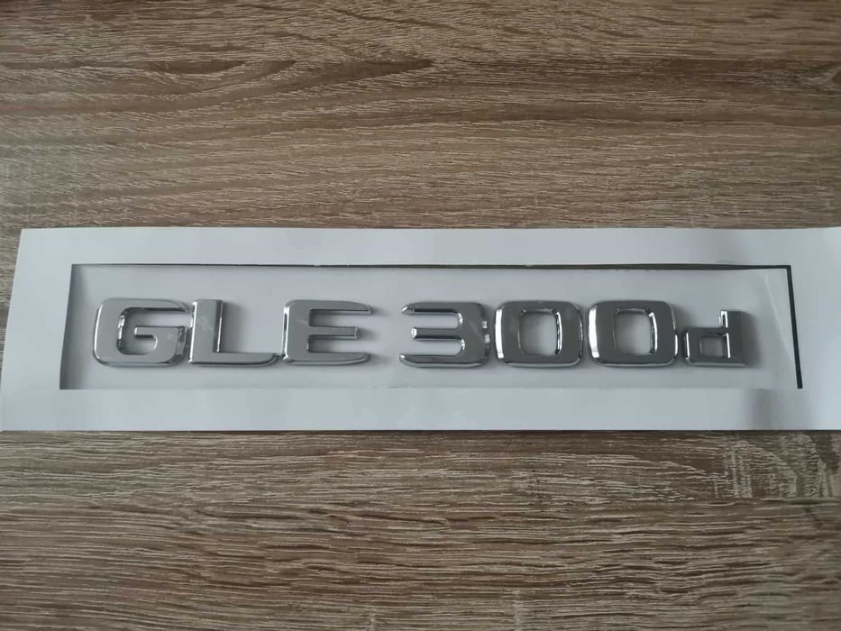 сребрист надпис Mercedes Benz GLE 300d