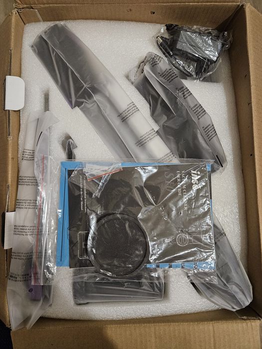 Aspirator vertical cu acumulator