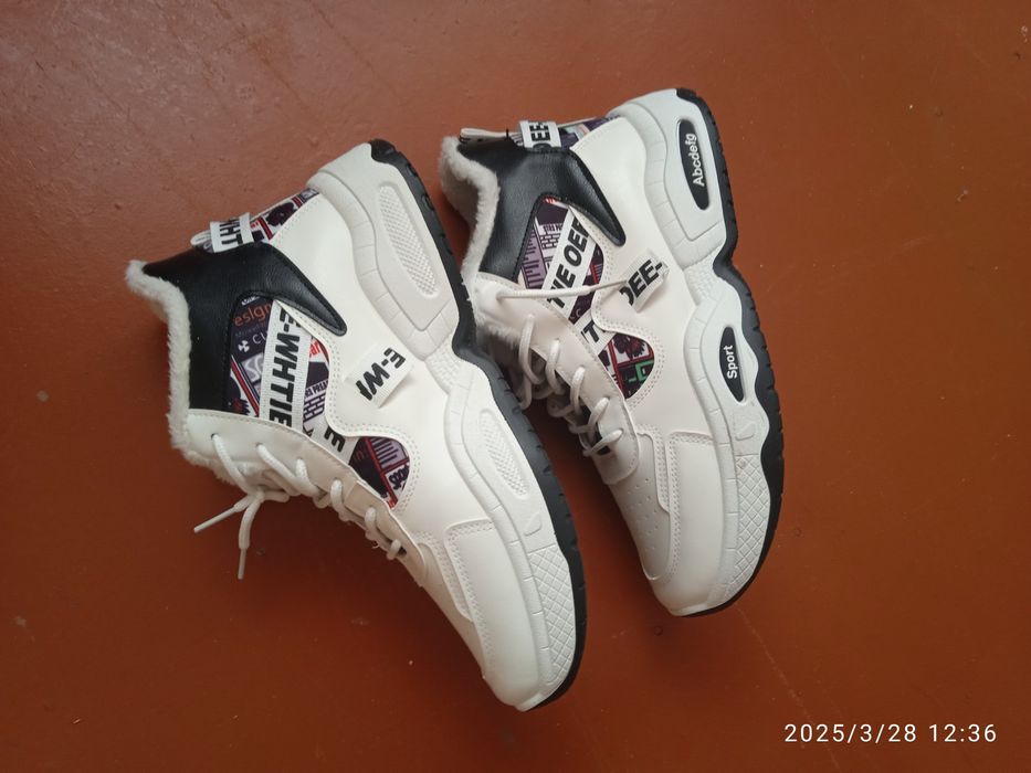 Продам кроссовки утеплённые