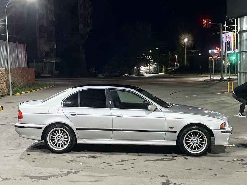 BMW E39 523i.